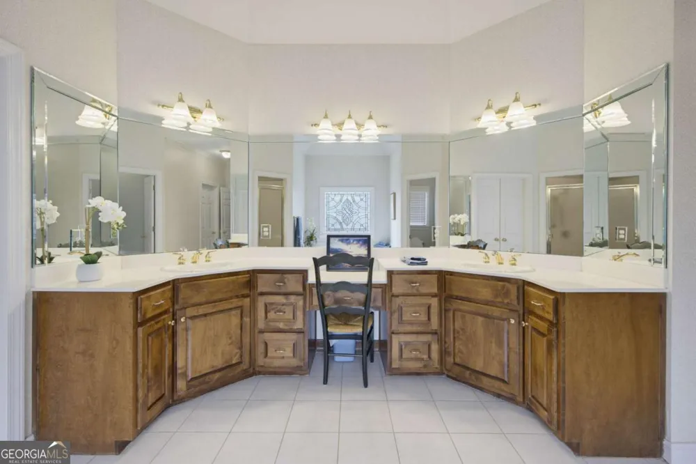 5570 Stoneleigh DR Suwanee, GA 30024