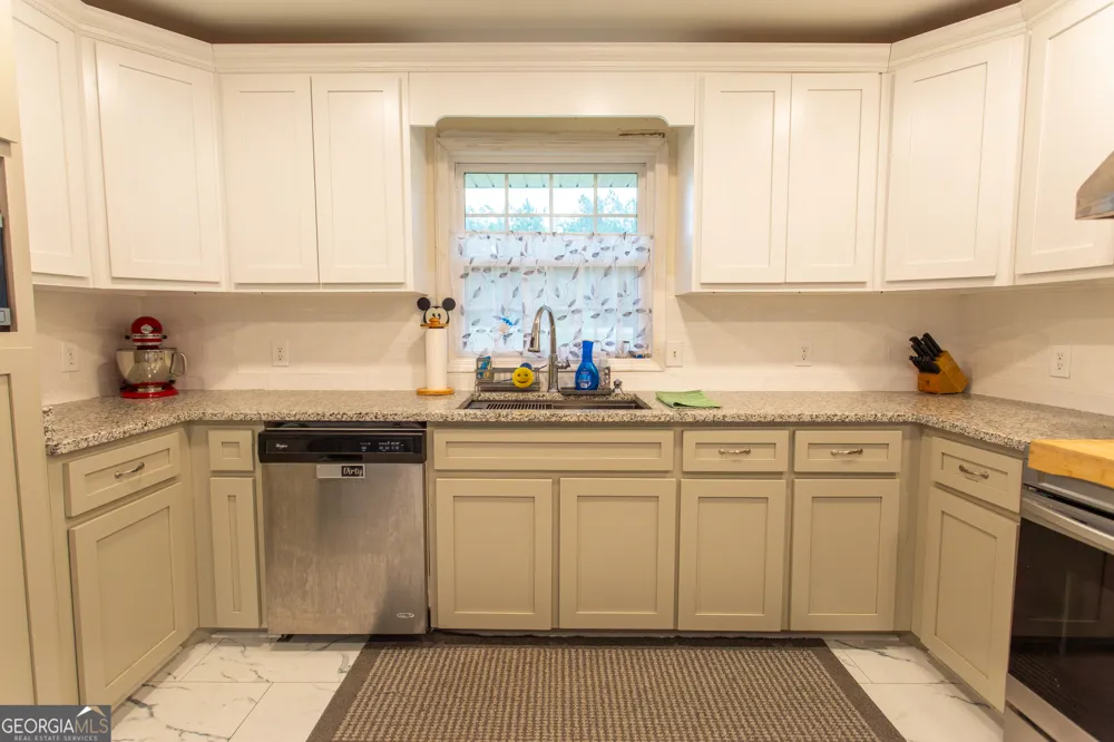 1194 Blackshear Hwy Baxley, GA 31513