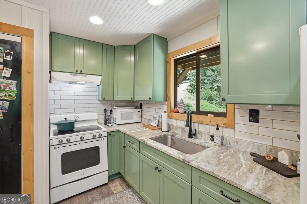 54 Dixon LN Clayton, GA 30525