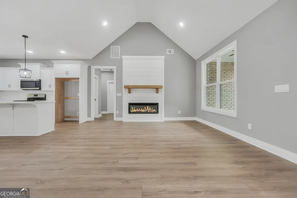 203 McKneely RD Milner, GA 30257