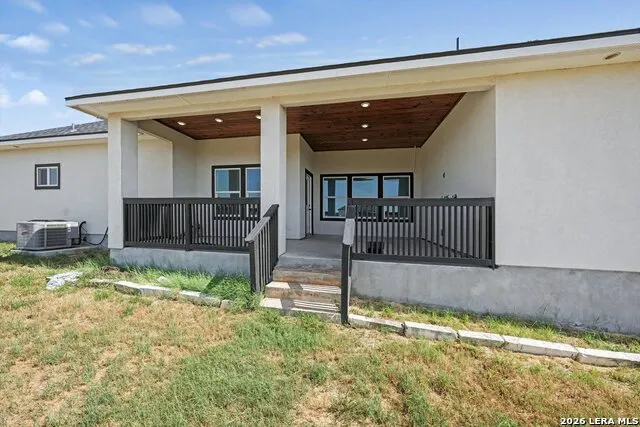 136 SUMMER MEADOW DR La Vernia, TX 78121