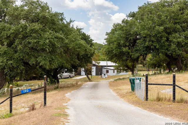 190 Enchanted Valley Rd Kerrville, TX 78028