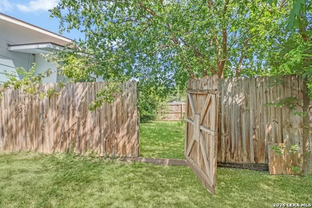 827 W MERRIWEATHER ST New Braunfels, TX 78130