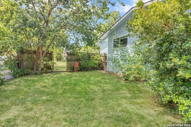 827 W MERRIWEATHER ST New Braunfels, TX 78130