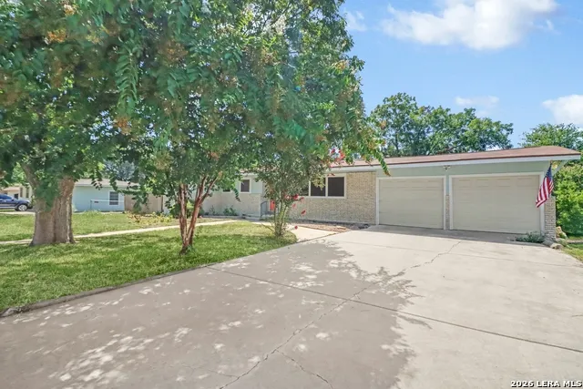 827 W MERRIWEATHER ST New Braunfels, TX 78130