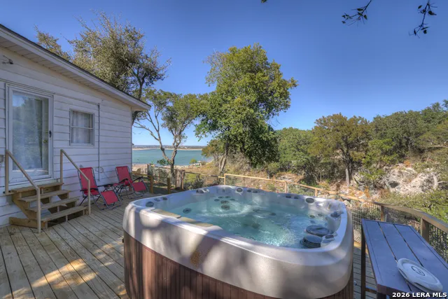 901 GLENN DR Canyon Lake, TX 78133