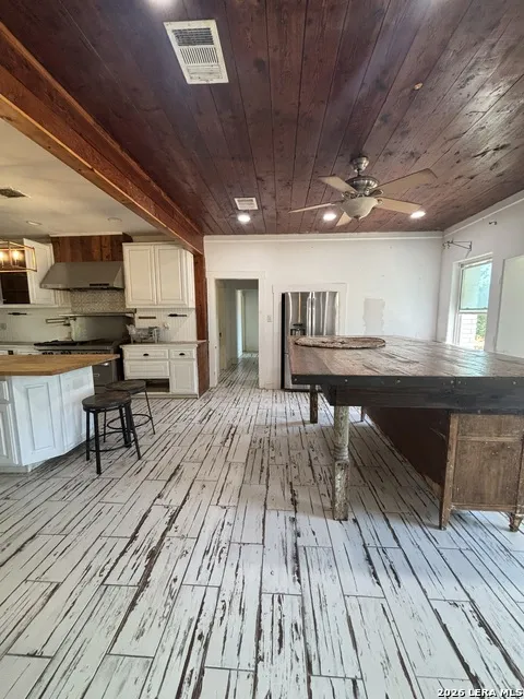 2702 BLUE CREEK RD La Vernia, TX 78121