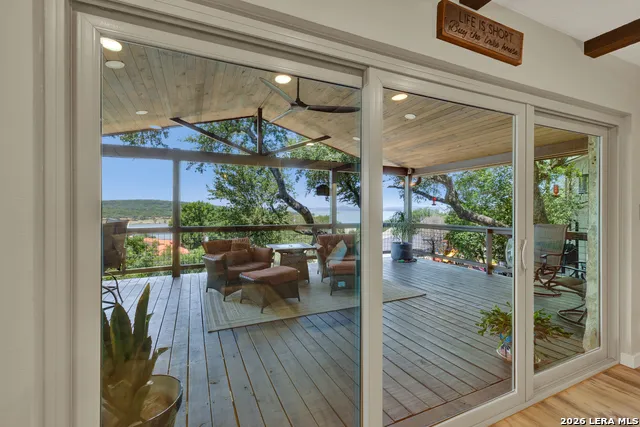 1422 Oakridge Ln Canyon Lake, TX 78133