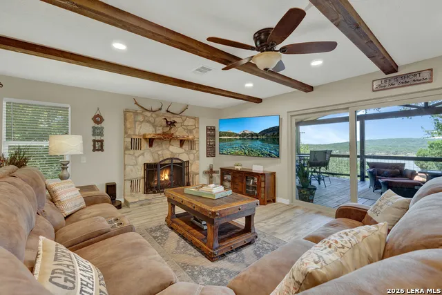 1422 Oakridge Ln Canyon Lake, TX 78133