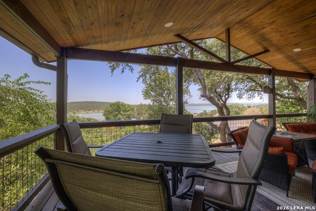 1422 Oakridge Ln Canyon Lake, TX 78133