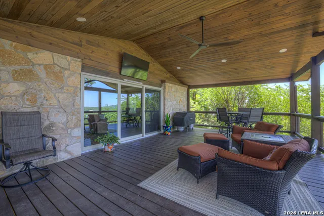 1422 Oakridge Ln Canyon Lake, TX 78133