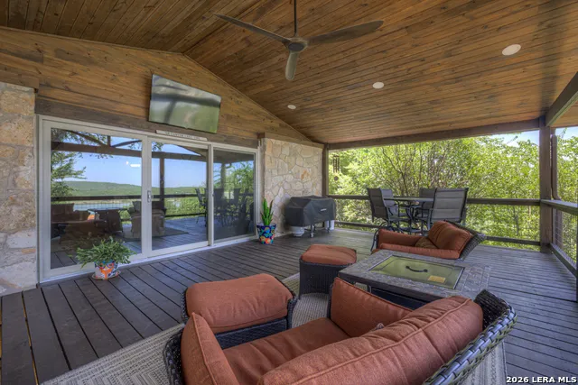 1422 Oakridge Ln Canyon Lake, TX 78133