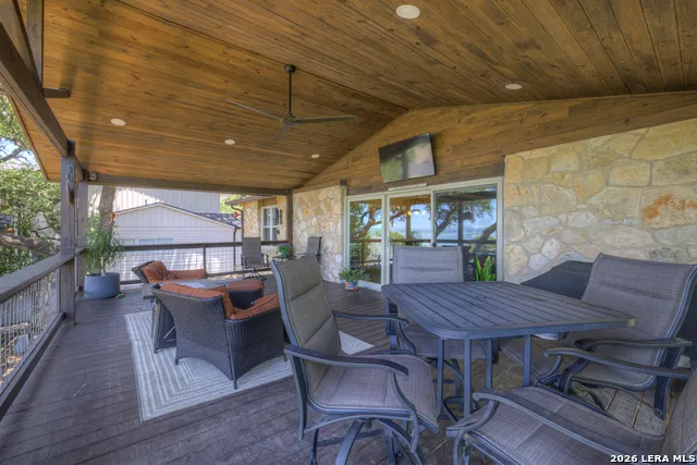 1422 Oakridge Ln Canyon Lake, TX 78133