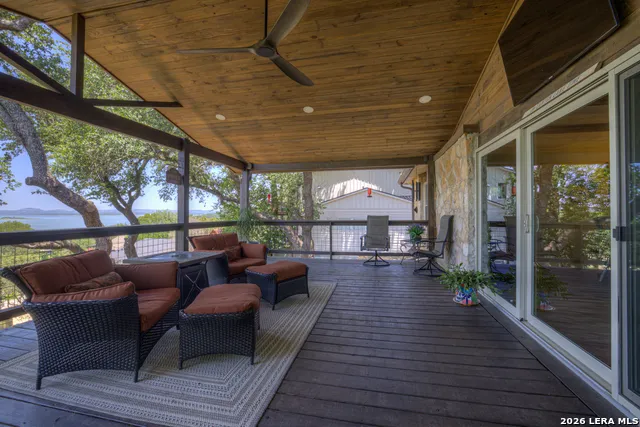1422 Oakridge Ln Canyon Lake, TX 78133
