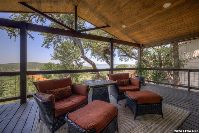 1422 Oakridge Ln Canyon Lake, TX 78133