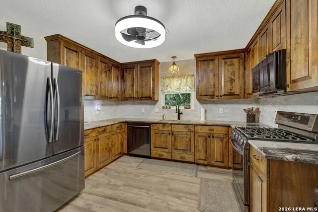 1422 Oakridge Ln Canyon Lake, TX 78133