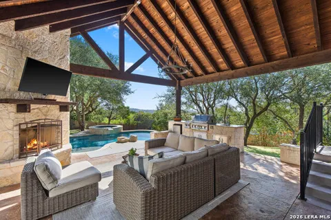 8935 Woodland Pass