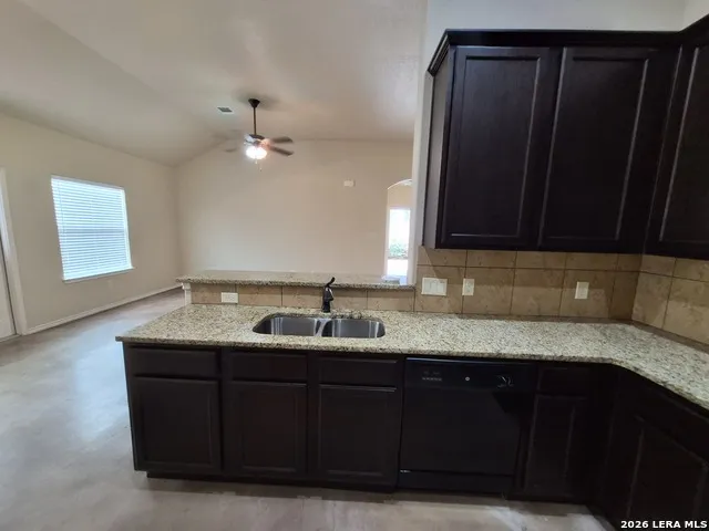 698 SAENGERHALLE RD New Braunfels, TX 78130