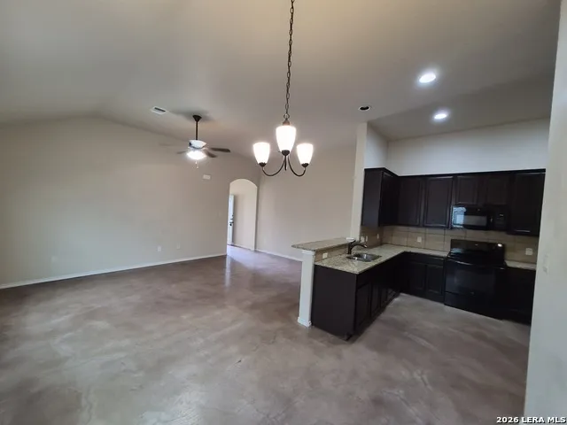 698 SAENGERHALLE RD New Braunfels, TX 78130