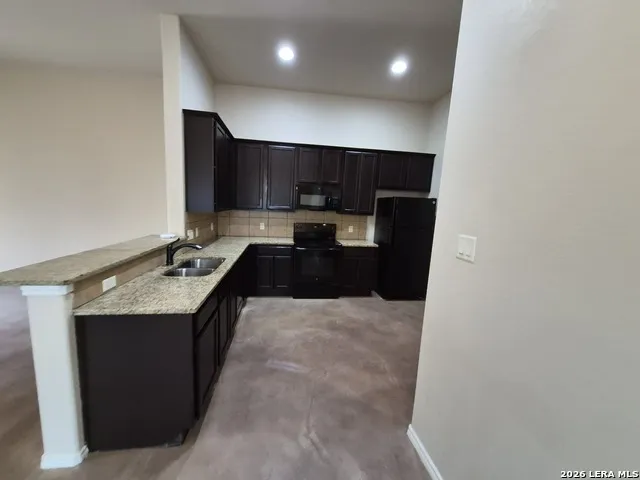 698 SAENGERHALLE RD New Braunfels, TX 78130