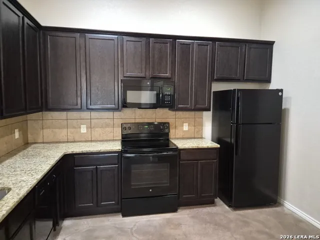 698 SAENGERHALLE RD New Braunfels, TX 78130