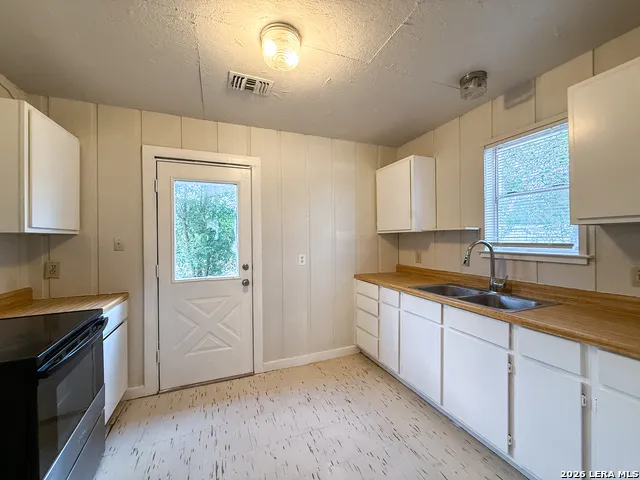 300 SCHMUCKS RD New Braunfels, TX 78132