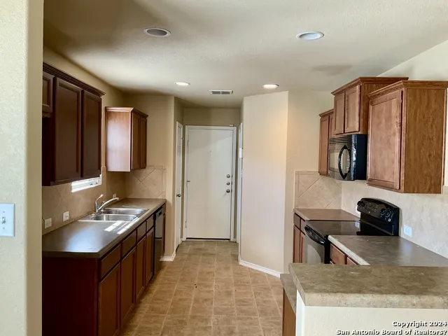 1422 Dove Bend San Antonio, TX 78245