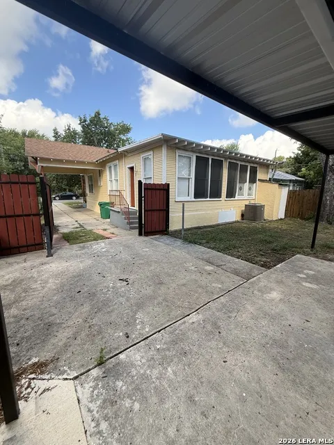 810 E Guenther San Antonio, TX 78210