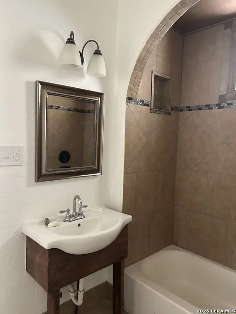 810 E Guenther San Antonio, TX 78210