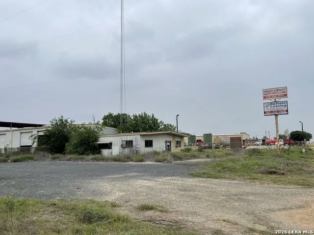 2081 BI 35 E Pearsall, TX 78061