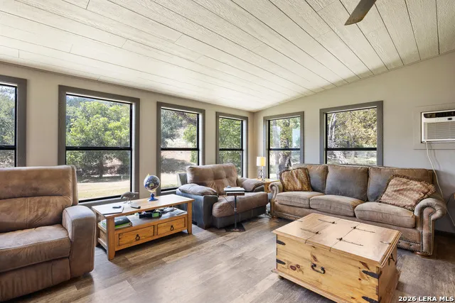 190 Enchanted Valley Rd Kerrville, TX 78028