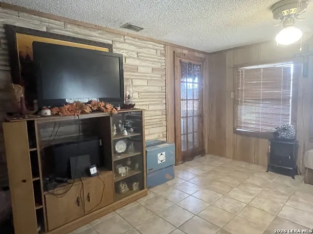 141 County Road 779 Devine, TX 78016