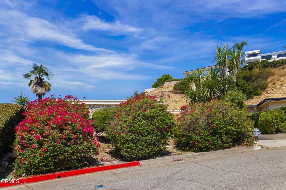 1919 Deermont Road Glendale, CA 91207