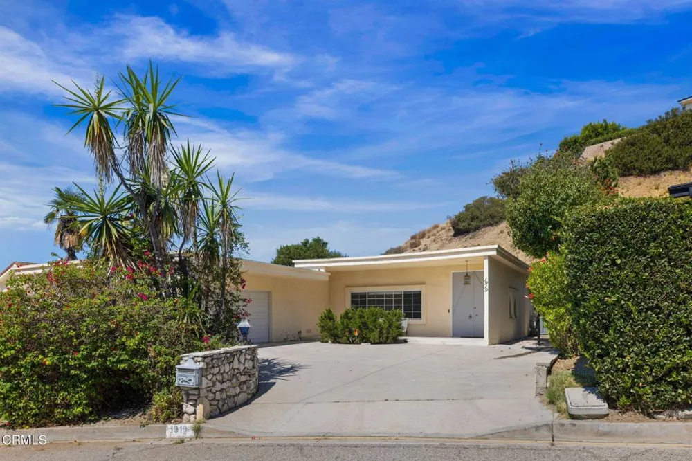 1919 Deermont Road Glendale, CA 91207