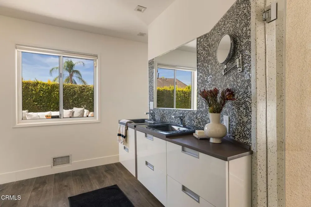 1919 Deermont Road Glendale, CA 91207