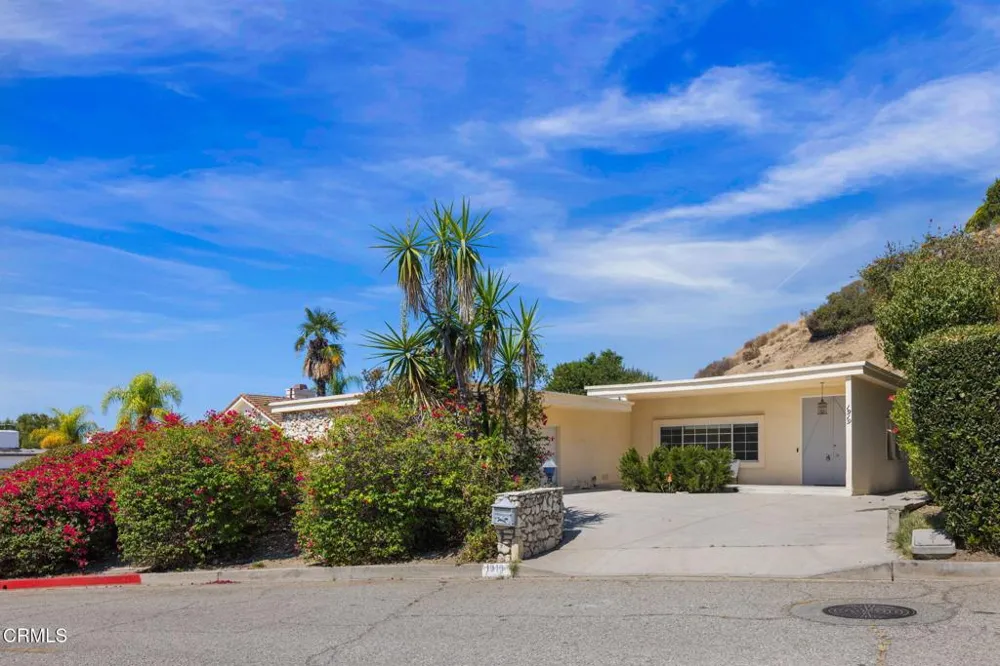 1919 Deermont Road Glendale, CA 91207