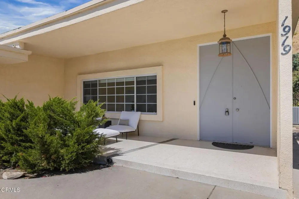 1919 Deermont Road Glendale, CA 91207