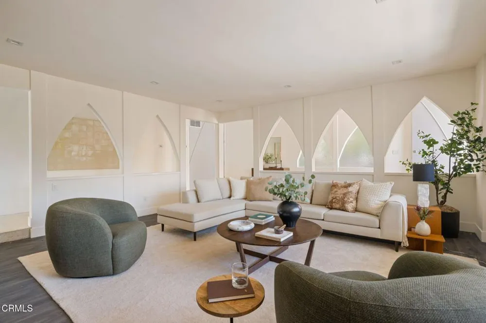 1919 Deermont Road Glendale, CA 91207