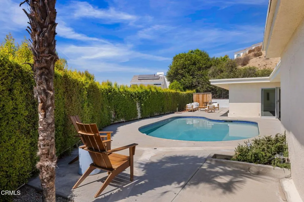 1919 Deermont Road Glendale, CA 91207