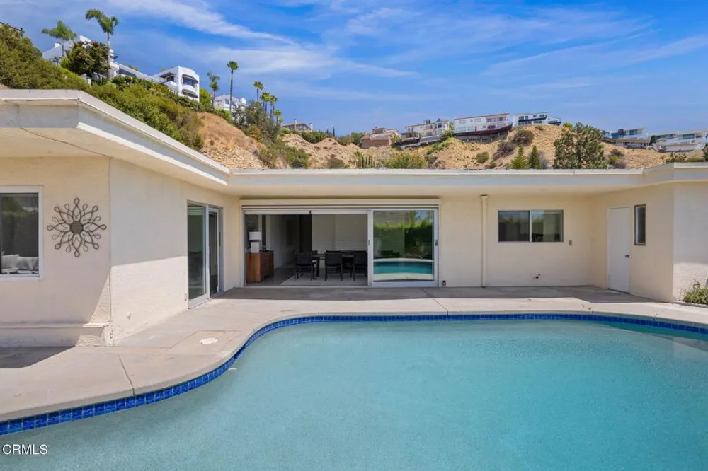 1919 Deermont Road Glendale, CA 91207