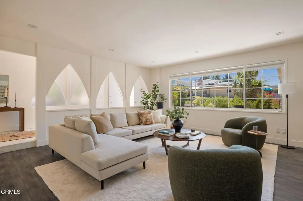 1919 Deermont Road Glendale, CA 91207