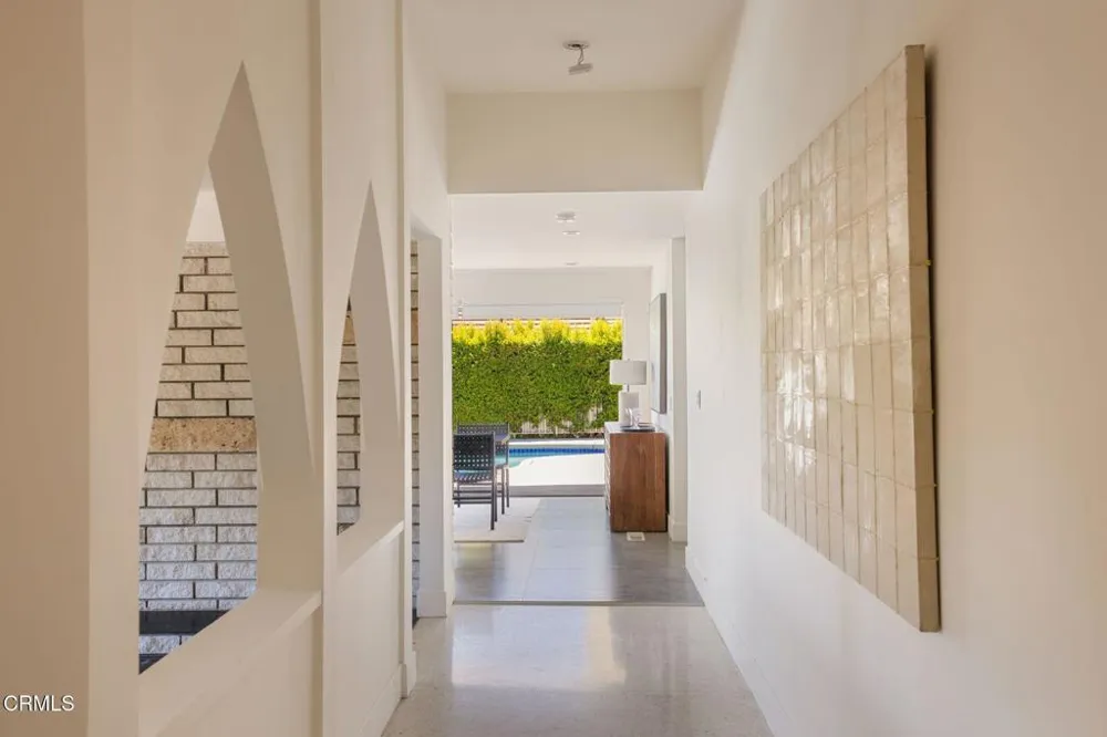 1919 Deermont Road Glendale, CA 91207