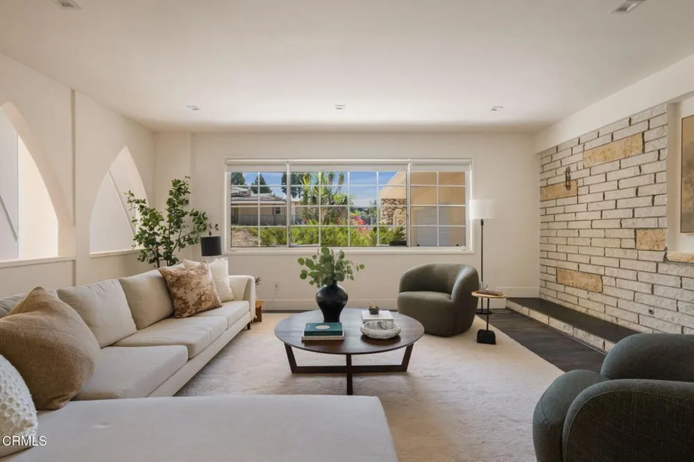 1919 Deermont Road Glendale, CA 91207