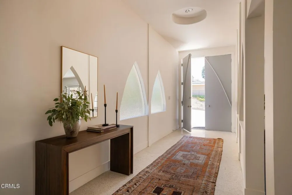 1919 Deermont Road Glendale, CA 91207