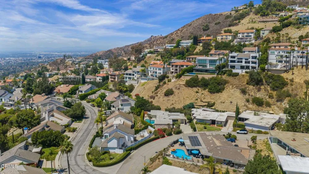 1919 Deermont Road Glendale, CA 91207