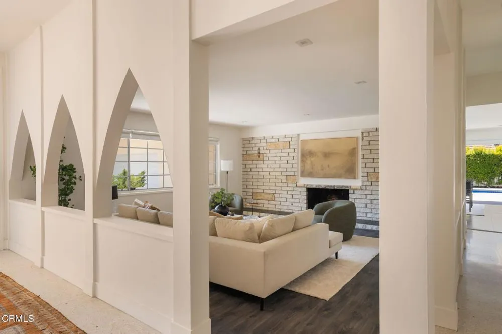 1919 Deermont Road Glendale, CA 91207