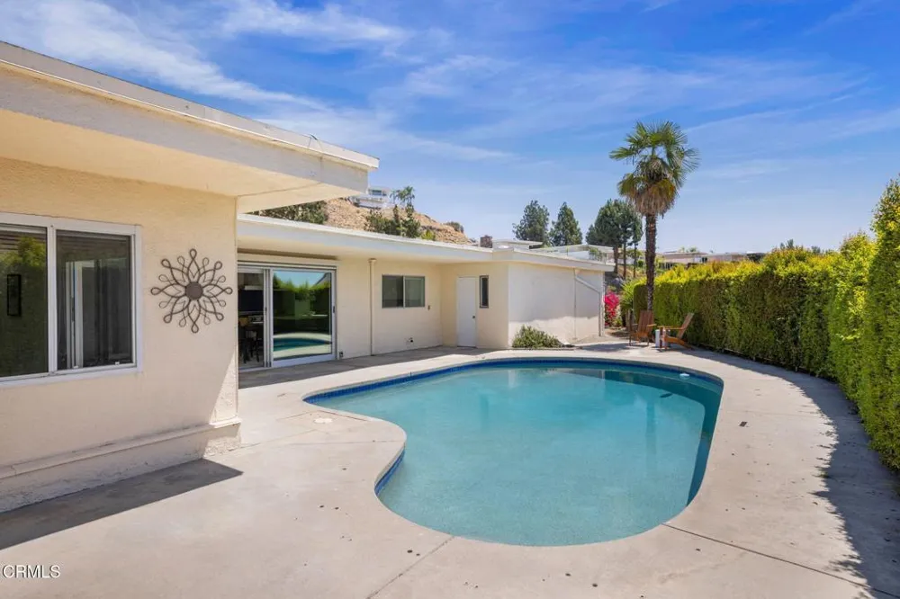 1919 Deermont Road Glendale, CA 91207