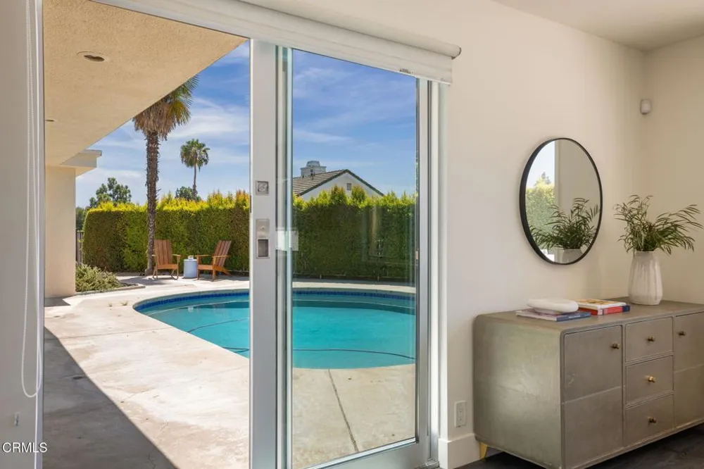1919 Deermont Road Glendale, CA 91207