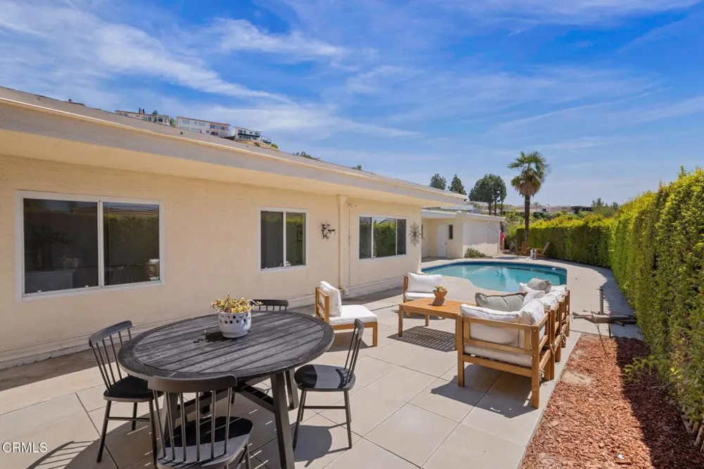 1919 Deermont Road Glendale, CA 91207
