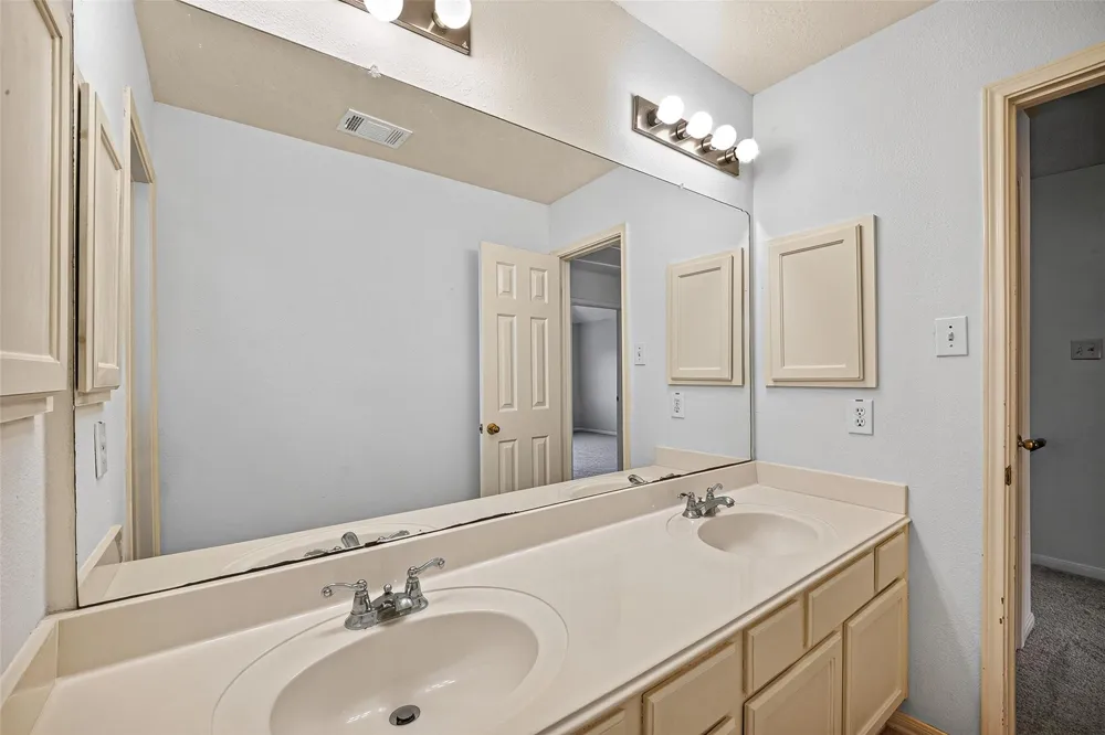 2411 Charter Oaks Court Pearland, TX 77584